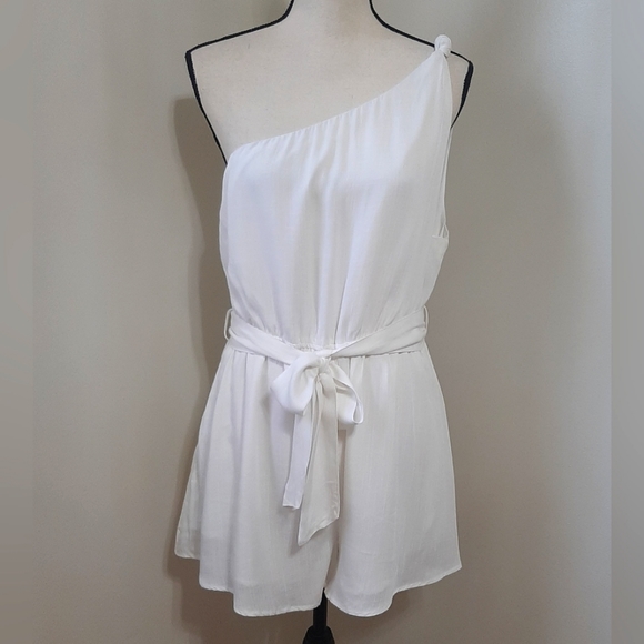 *FINAL SALE* NWT Zesica One Shoulder Sleeveless Tie Waist Boho Romper - Picture 4 of 8